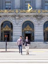 兩人幸福地牽手