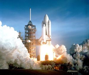 1981年4月12日早上7點是一個歷史性的時刻 哥倫比亞號進行太空梭首次發射