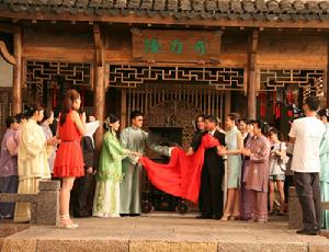 隆力奇董事長徐之偉與主要演員共同啟動開機儀式