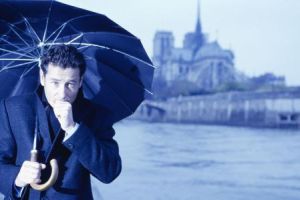 帶雨傘的男人