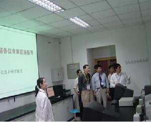 專家參觀儀器分析實驗室