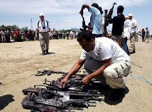 2005年9月15日，印度尼西亞“自由亞齊運動”成員在班達亞齊上繳武器前檢查槍枝。印尼亞齊分離主義組織“自由亞齊運動”根據與印尼政府簽署的和平協定，從15日開始解除武裝。