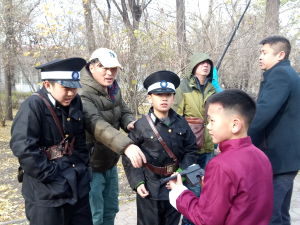 導演張銘倫(左二)指導