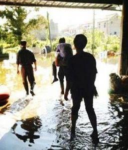 餘姚官員讓人背 餘姚官員讓人背