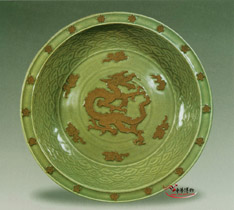 元 龍泉窯青釉露胎貼雲龍紋大盤