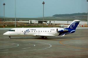 （圖）CRJ-200ER型客機正在瀘州藍田機場滑行