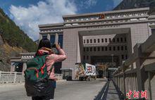 遊客在吉隆口岸留影（2018年4月20日拍攝）