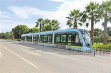 一輛有軌電車緩緩駛出蒙自北站