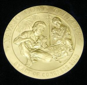 一面頒發給納瓦約族（Navajo）密碼員的金質獎章。