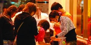 （圖）白領練攤族