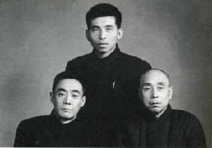 奚嘯伯（左）與李洪春（師）、韓志安（徒）合影