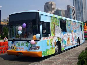 （圖）大都會客運的租稅專車，採用全車廣告的方式呈現