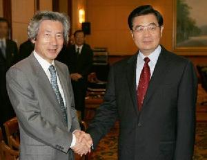 （圖）　2004年11月21日晚，剛剛參加了亞太經合組織第12次領導人非正式會議的中國國家主席胡錦濤在聖地亞哥下榻飯店會見日本首相小泉純一郎。