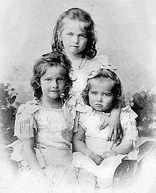一幅1901年官方的肖像照，照片中為瑪麗亞與姊姊奧麗加及塔季揚娜