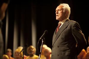 認真歌唱的阿瑟