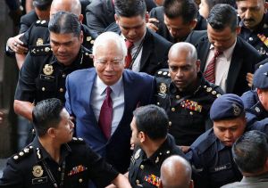 馬來西亞前總理納吉布抵達法院受審