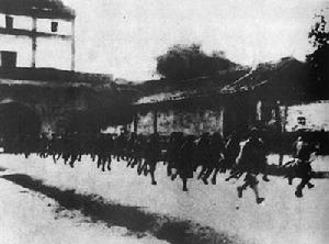 駐守宛平縣城的中國軍隊出城抗擊日軍