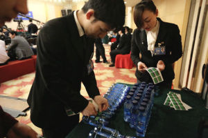 2013年兩會，工作人員給寶特瓶貼標籤
