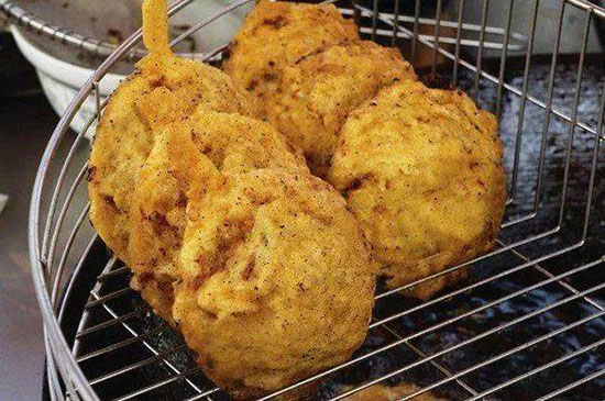 篤篤篤,買糖粥,三斤核桃四斤殼,吃儂額肉,還儂額殼,張家老伯伯,問儂討只小花狗。深入人心的民謠,深入人心的老上海小吃,而今,還能尋覓到哪些?桂花糖粥桂花糖粥是上海老城隍廟的特色小吃之一,已有1 篤篤篤,買糖粥,三斤核桃四斤殼,吃儂額肉,還儂額殼,張家老伯伯,問儂討只小花狗。深入人心的民謠,深入人心的老上海小吃,而今,還能尋覓到哪些?桂花糖粥桂花糖粥是上海老城隍廟的特色小吃之一,已有1