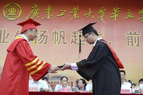 廣工大副校長為華立學院畢業生頒發學位