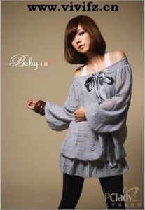 　時尚點評：年輕的MM想要成為成熟派的優雅美人，就一定要有這一款，長衫式的性感的裝扮加入了一些休閒感，帶來了令人耳目一新的感受。平日裡活潑俏麗裝扮可以放一下了，嘗試下甜美溫柔的造型，好搭的年輕顏色也是絕對不可錯過的，今年春天就用飄逸感十足的洋裝來展現出女孩的萬種風情吧。