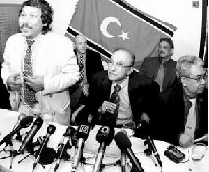 2005年2月23日，“自由亞齊運動”領導人馬利克·馬哈茂德（中）在會後的記者招待會上否認放棄追求亞齊獨立。