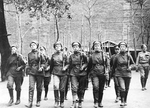 俄國婦女敢死營女兵表演佇列