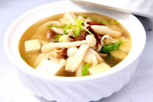 肉圓豆腐菌菇煲 肉圓豆腐菌菇煲