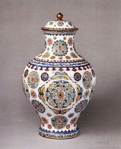 清雍正畫琺瑯花蝶蓋罐 清雍正畫琺瑯花蝶蓋罐