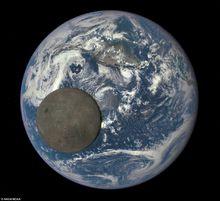 衛星拍月球經過地球，可見清晰月球背面