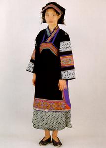 布依族蠟染女服