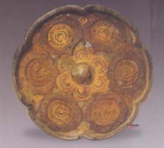 唐金銀平脫寶相花銅鏡圖