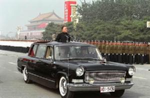 1984年10月1日10時，中央軍委主席鄧小平，乘坐閱兵車出天安門，依次檢閱部隊