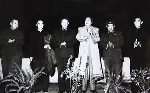 （圖）毛澤東在南京人民大會堂接見中共江蘇省第四次代表大會代表