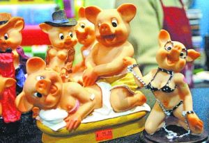 圖為2002年在江漢路查處的“流氓豬”擺件。