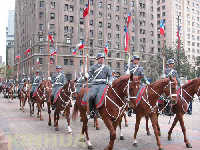 智利陸軍騎兵部隊經過總統府拉莫內達宮外的憲法廣場