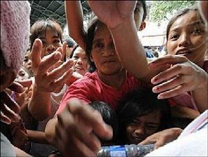 菲律賓災民瘋搶食物