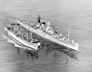 正在接受海上補給的北安普敦號巡洋艦