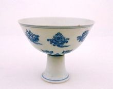 清雍正青花八寶勾雲紋高足盅 清雍正青花八寶勾雲紋高足盅