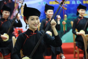 在龍州縣舉行的電影《天琴美人》開機儀式暨新聞發布會上，天琴女子組合表演。