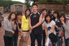 兩個人剛認識的一張照片(此圖片來自天涯）