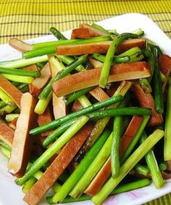 蒜苗炒黃金豆乾 蒜苗炒黃金豆乾