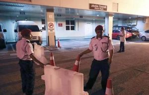 為金正男做屍檢的馬來西亞一醫院前，警察守住入口