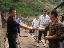 把救濟款送到災民手中