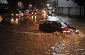 香港，2008年6月7日 香港發出黑色暴雨警告 6月7日，車輛在積水中行駛。