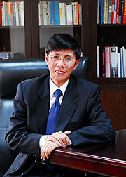 集團董事長 何福龍