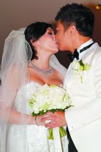 錢嘉樂婚禮與伴娘伴郎合影