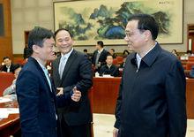 國務院總理李克強和民營企業家馬雲交談