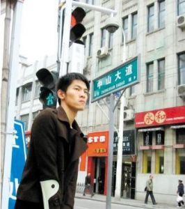 2011年11月9日，見習交警楊沛智在事發地武漢中山大道上。