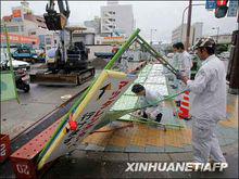 工人修整被“茉莉”強風吹倒的圍欄